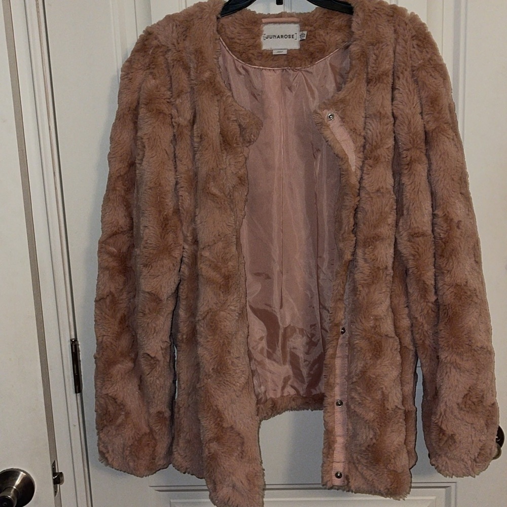 Junarose women’s sz 1X Pink faux fur arm length coat. Snap front wave look .